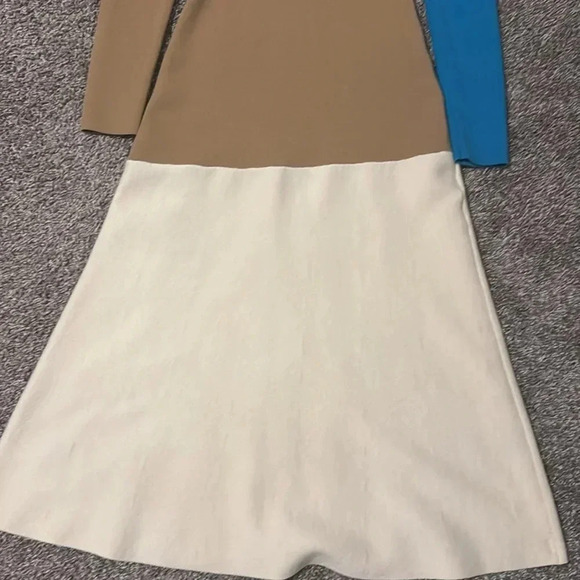 Diane von Furstenberg
Crewneck Long-Sleeve Flare Knit Midi Dress - Picture 4 of 4